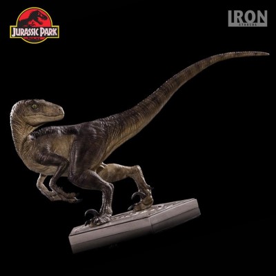 Action figure Velociraptor Art Scale 1/10 from Jurassic Park by iron studios